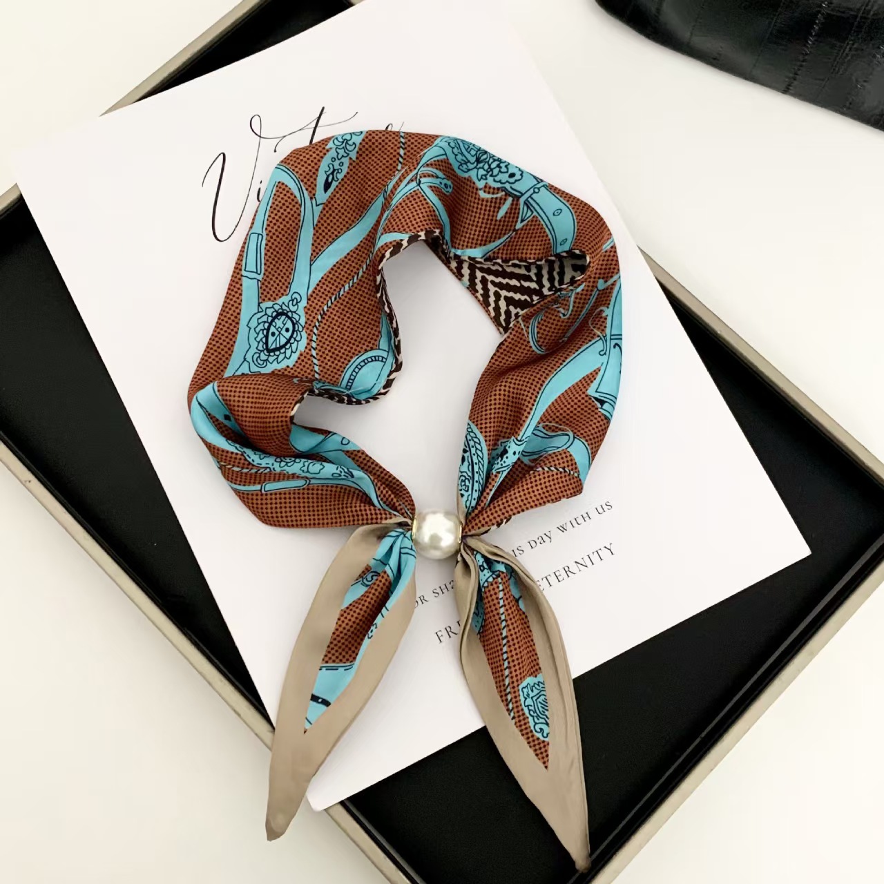 Ascot Neck Scarf - Kore Tarzı Zarif Inci Manyetik Eşarp